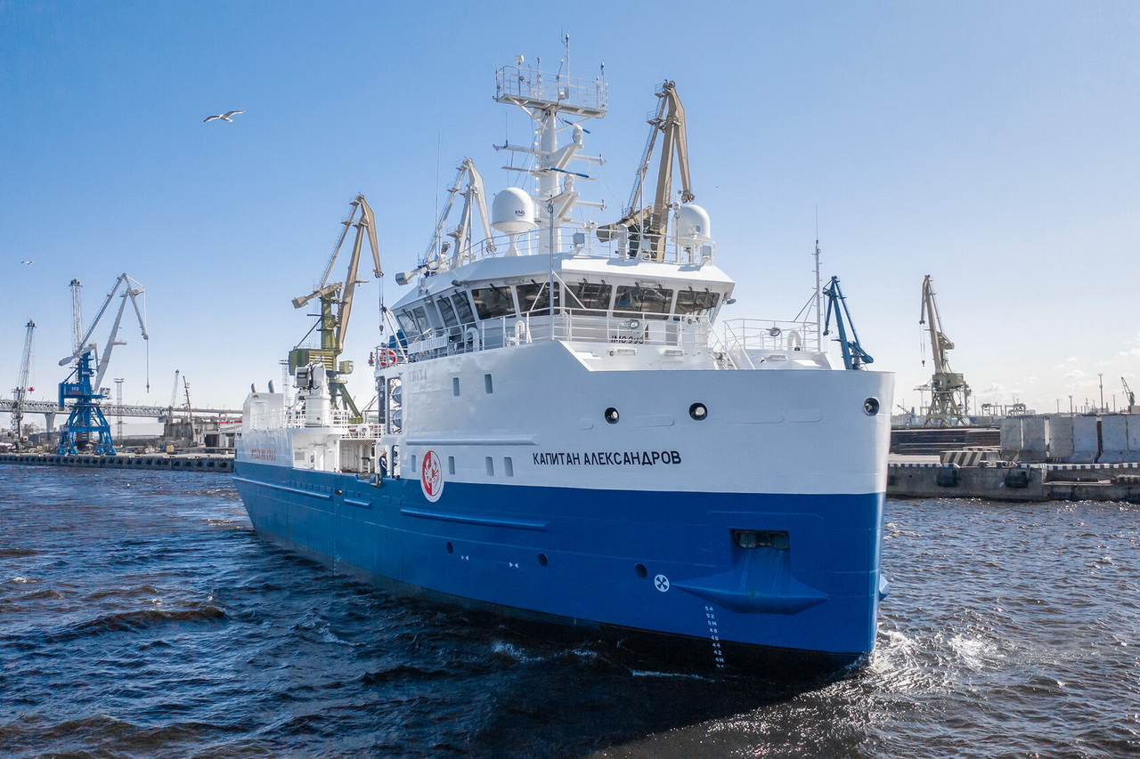 Судно проекта Damen 5712LS на ходу на акватории порта, вид с носа.