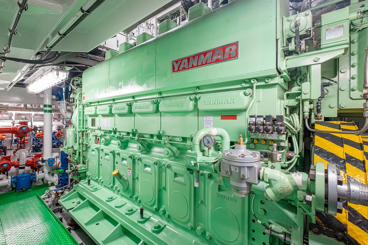 Главный двигатель Yanmar 6EY26W мощностью 1620 кВт на борту краболова Капитан Александров проекта Дамен CCa 5712 LS.
