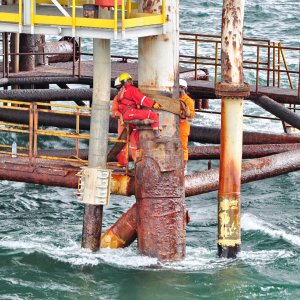 UTUE PLATFORM RIGGERS AT WORK