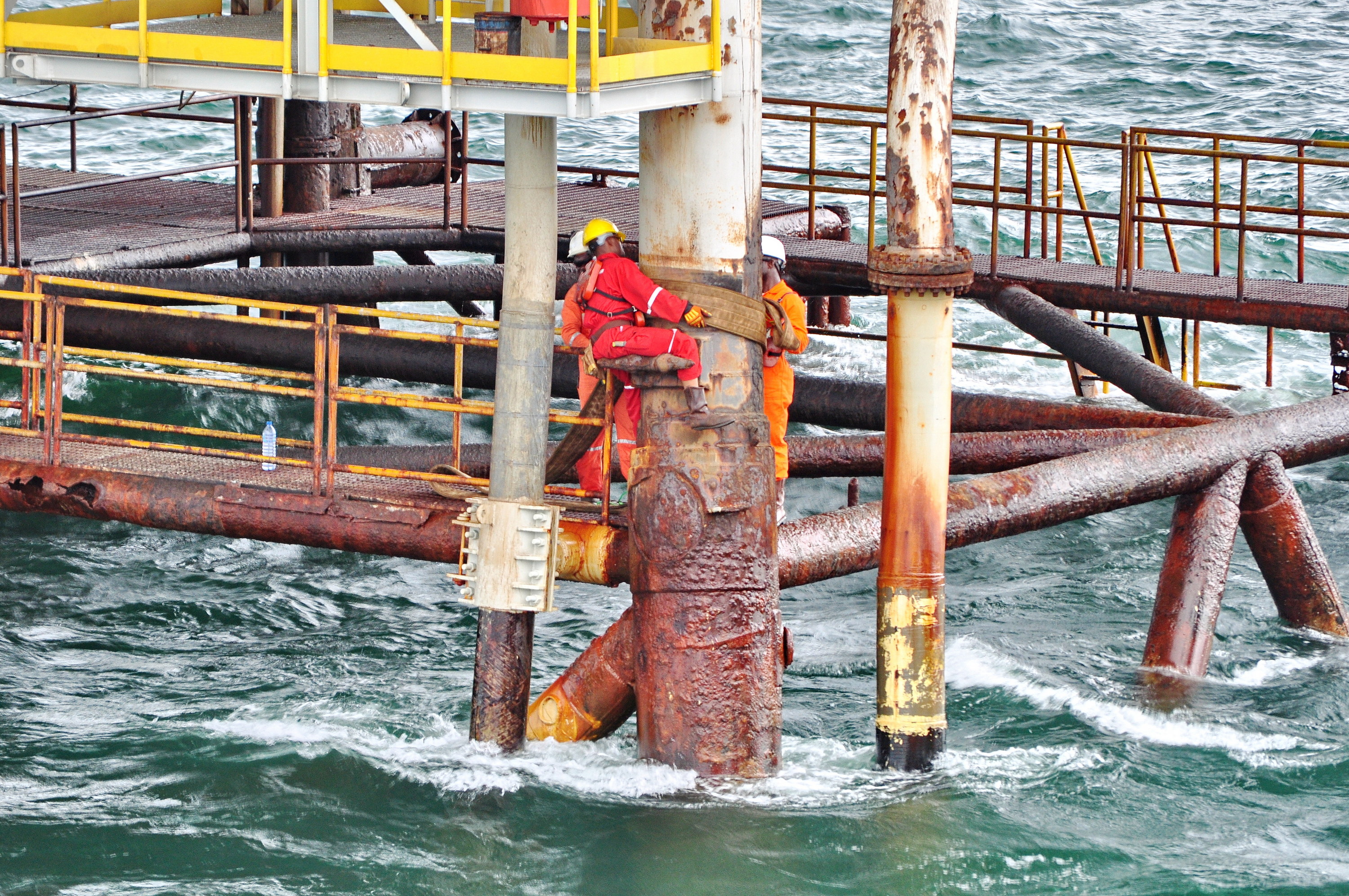 UTUE PLATFORM RIGGERS AT WORK